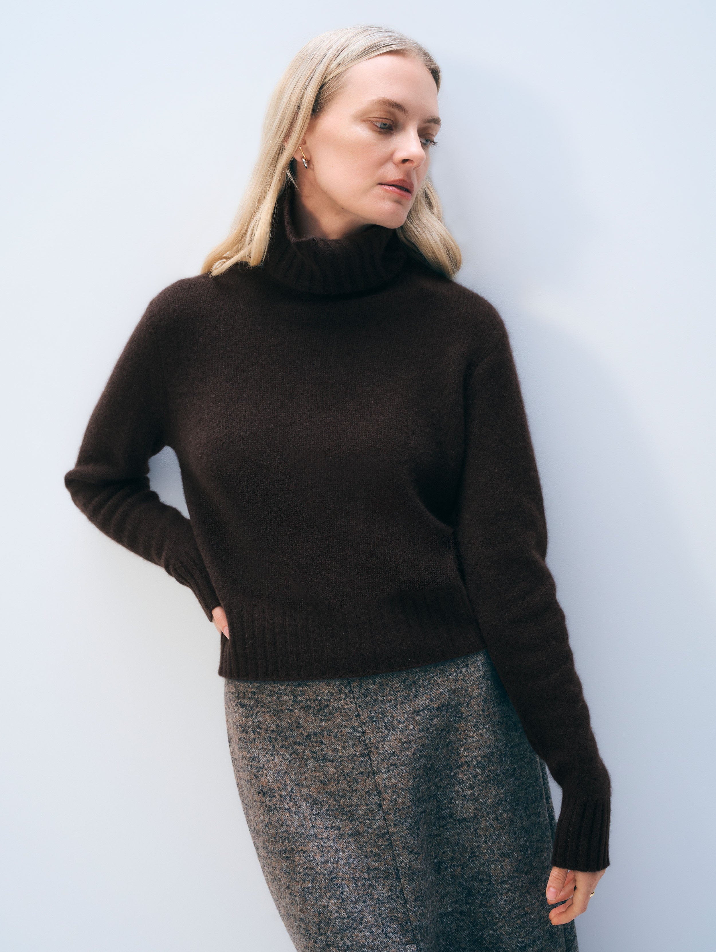 Cashmere Featherweight Turtleneck | Dark Umber