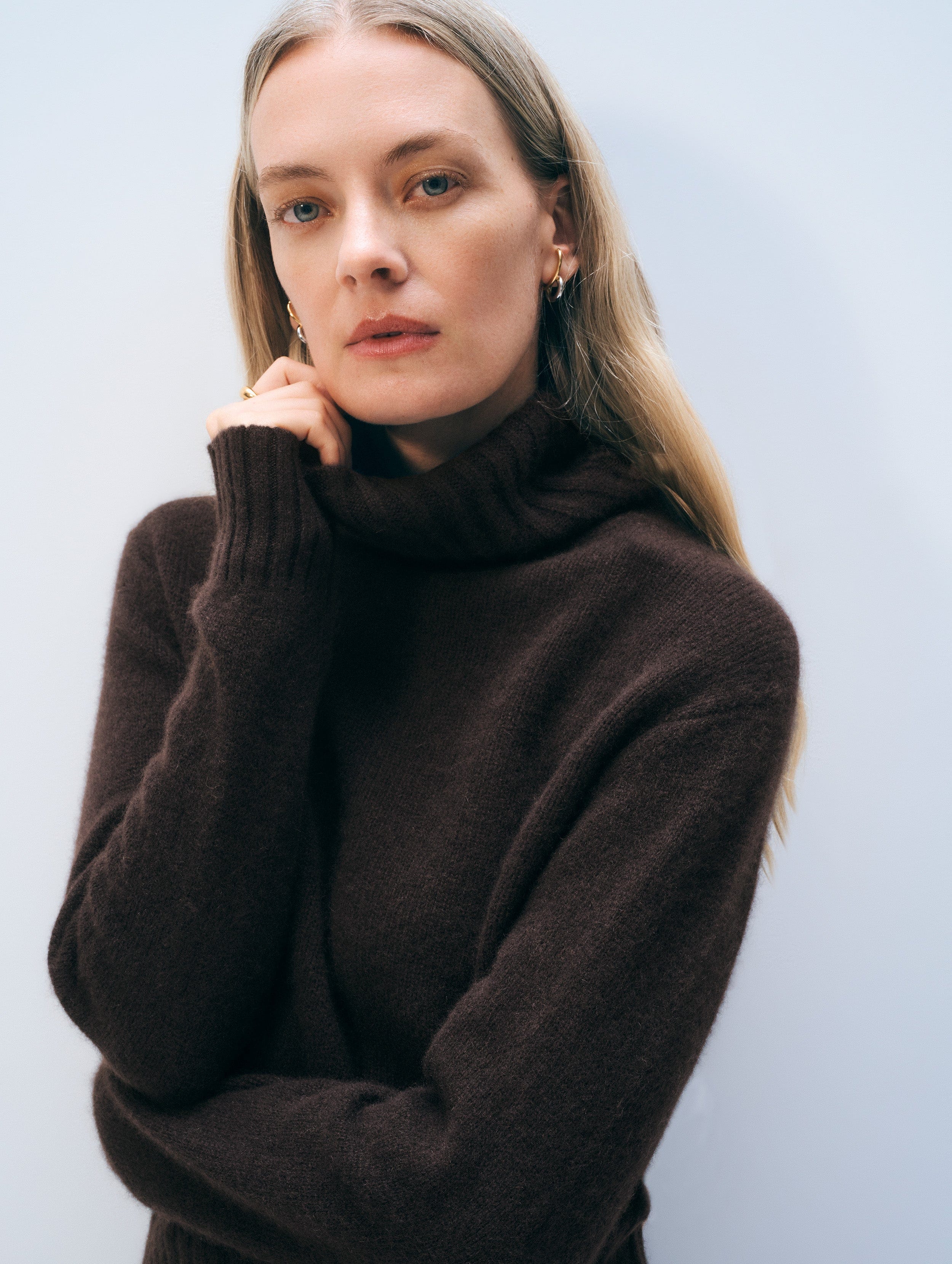 Cashmere Featherweight Turtleneck | Dark Umber