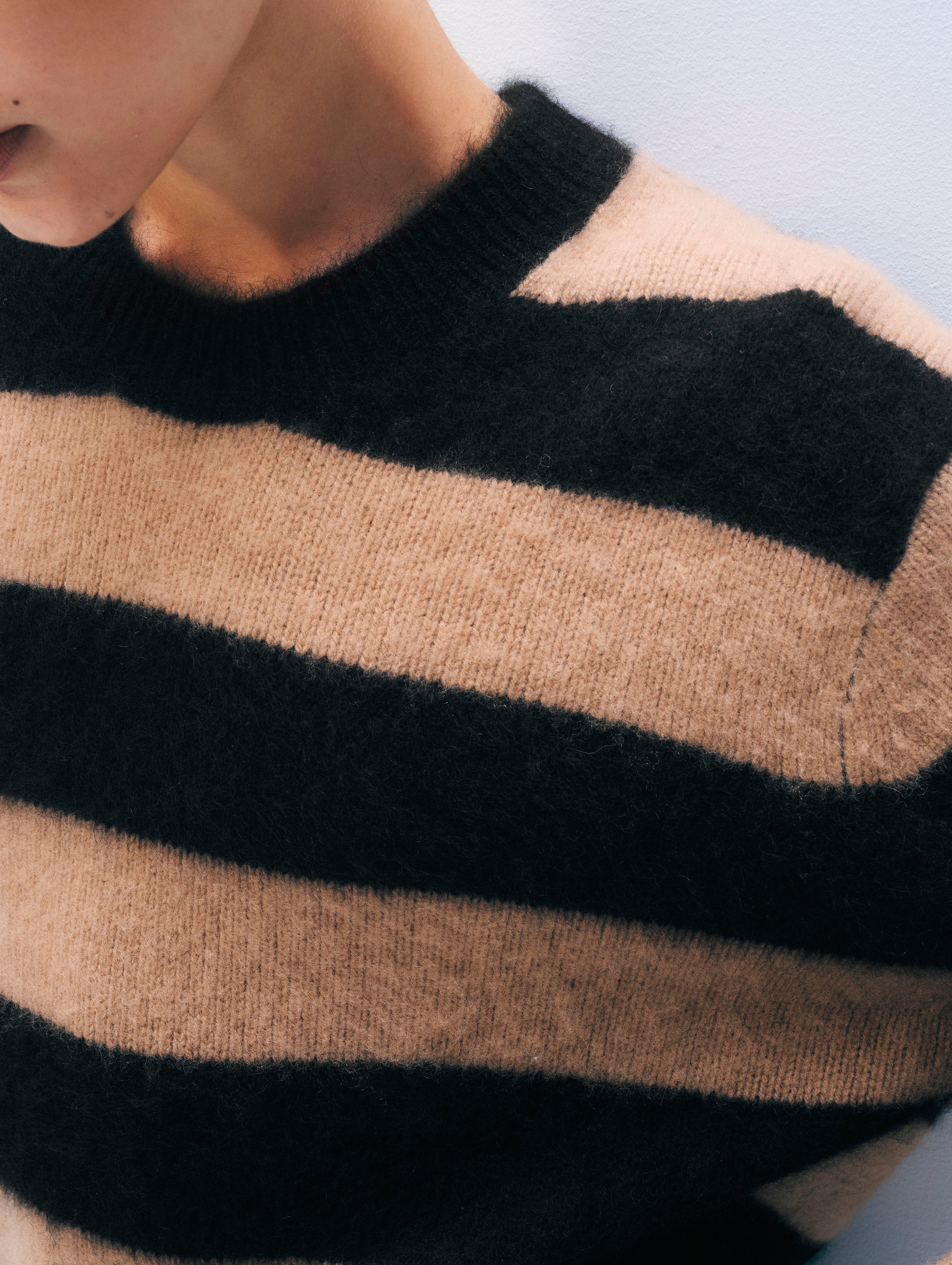 Brushed Cashmere Striped Crewneck | Black/Caramel