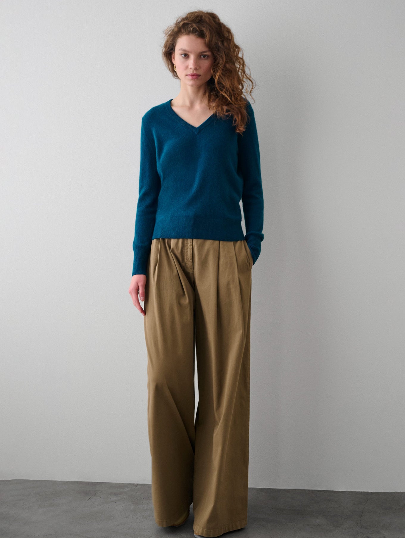 Essential Cashmere V Neck
