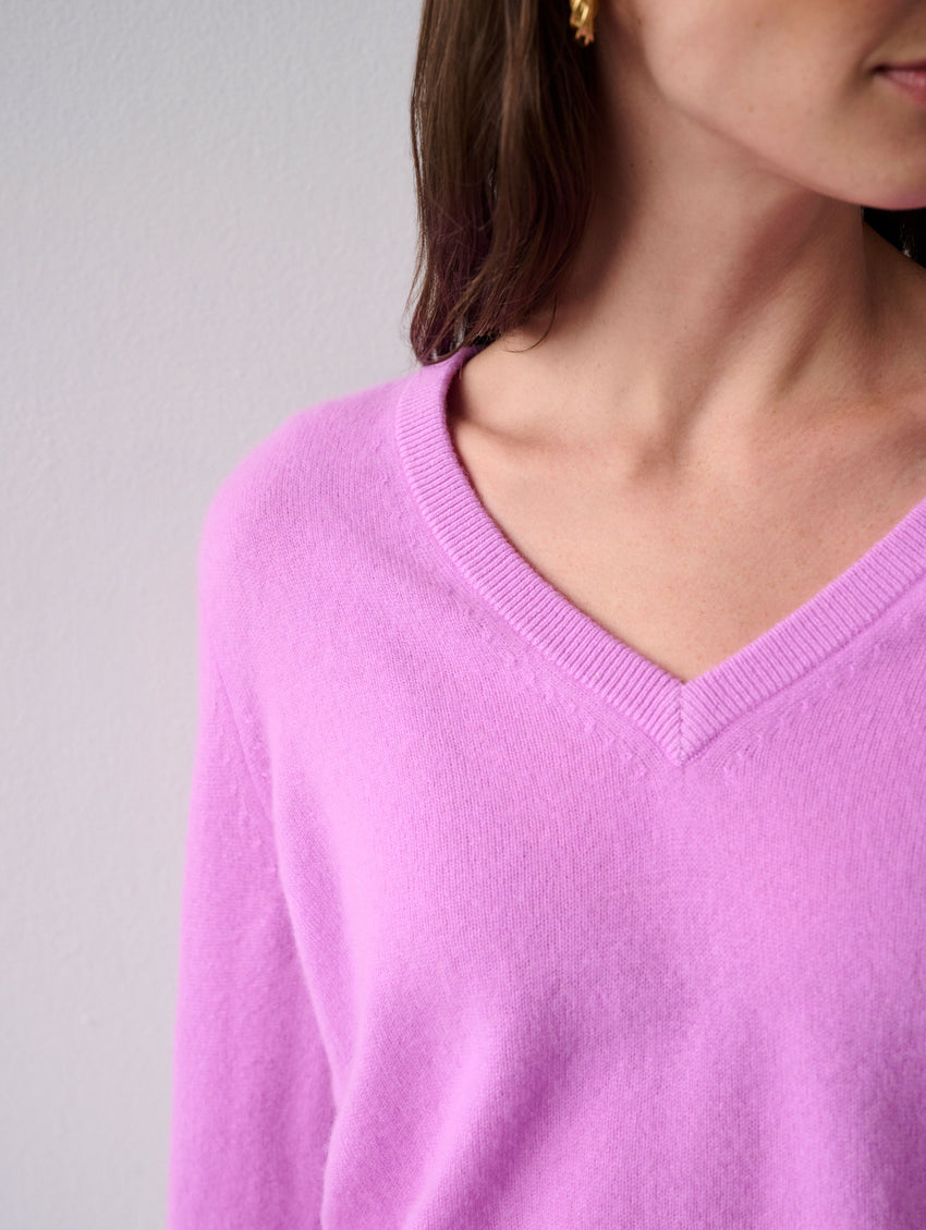Essential Cashmere V Neck