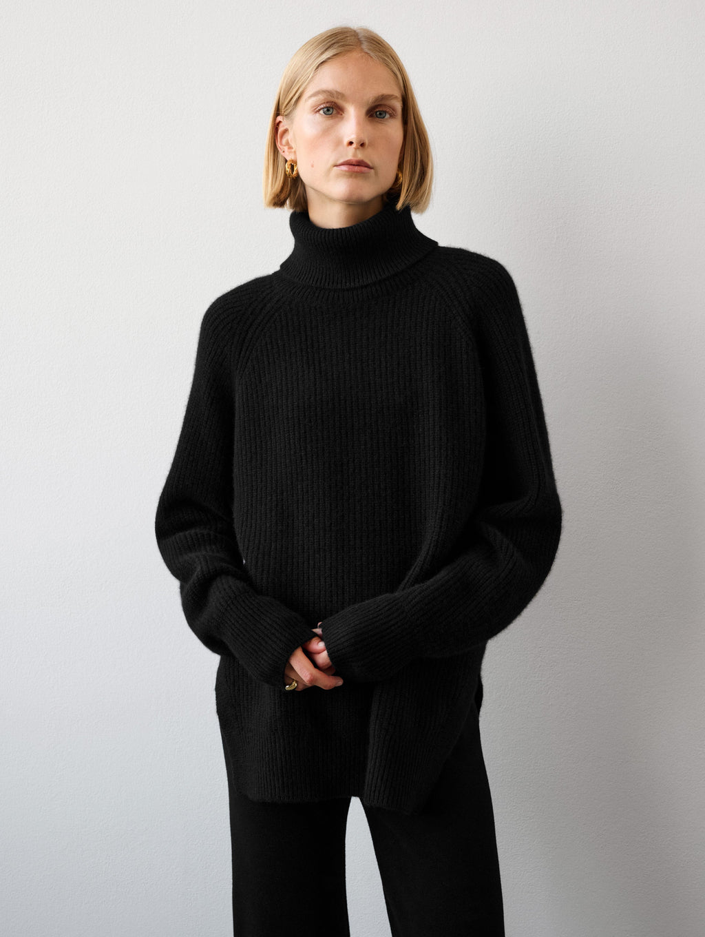 Cashmere Luxe Ribbed Turtleneck – White + Warren