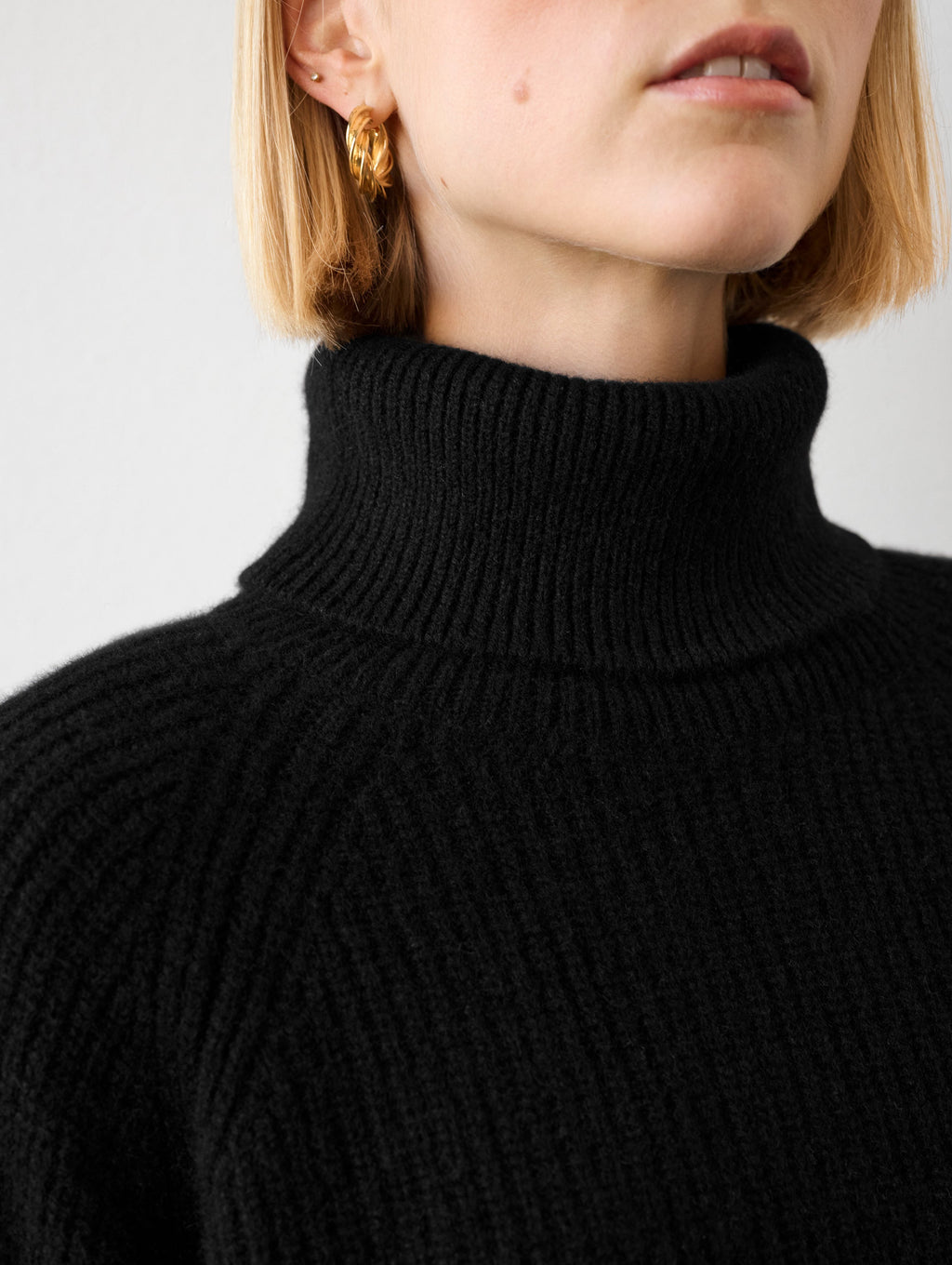 Cashmere Luxe Ribbed Turtleneck – White + Warren