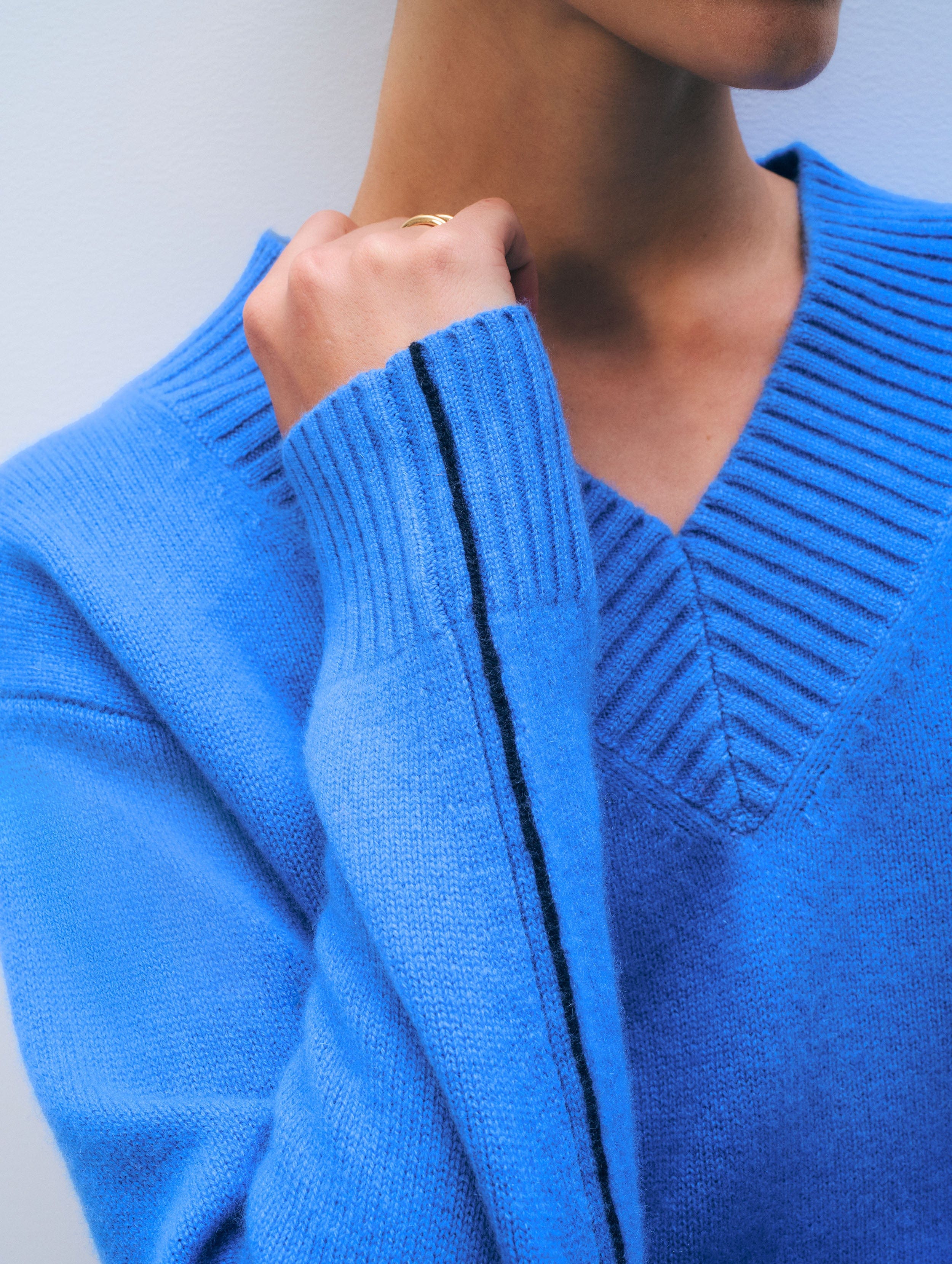 Cashmere Wide Rib Trim V Neck | White & Warren