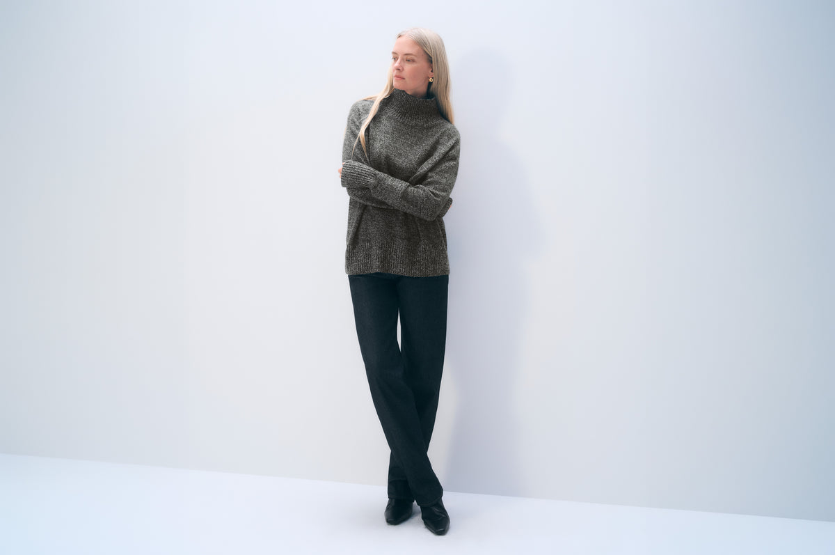 Cashmere Oversized Standneck | Black / Natural Heather Marl