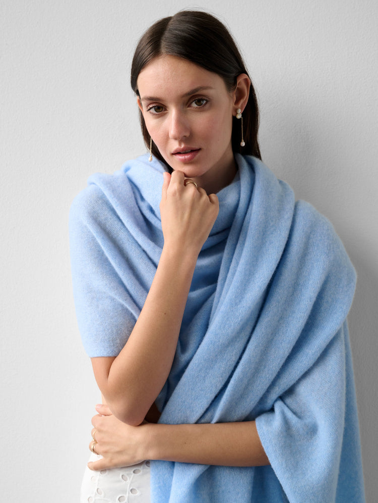 files/4547T_Cashmere-Travel-Wrap_Cornflower-Heather_FJ_02.jpg